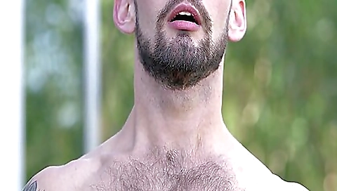Ta kitchen gets her pussy eaten in the park
